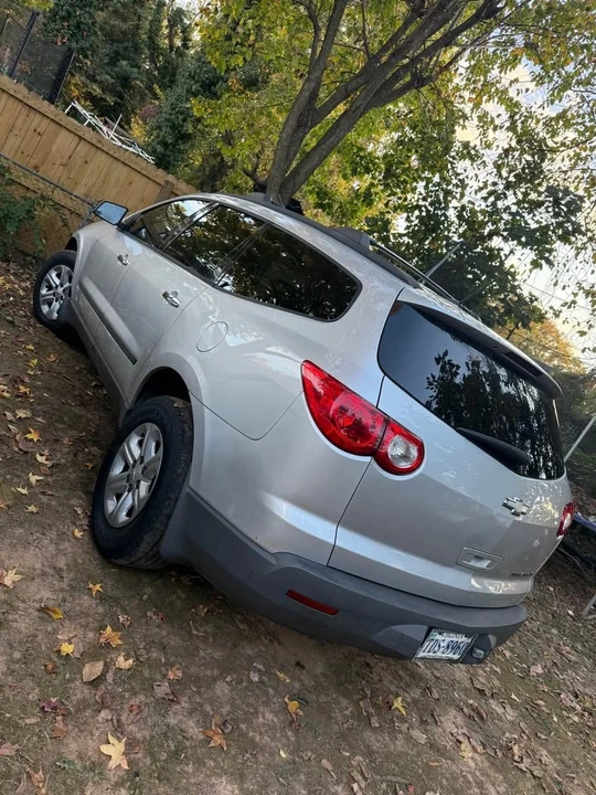 2010 Chevrolet Traverse - Image 2 of 9