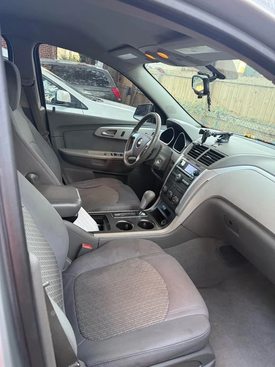 2010 Chevrolet Traverse - Image 6 of 9