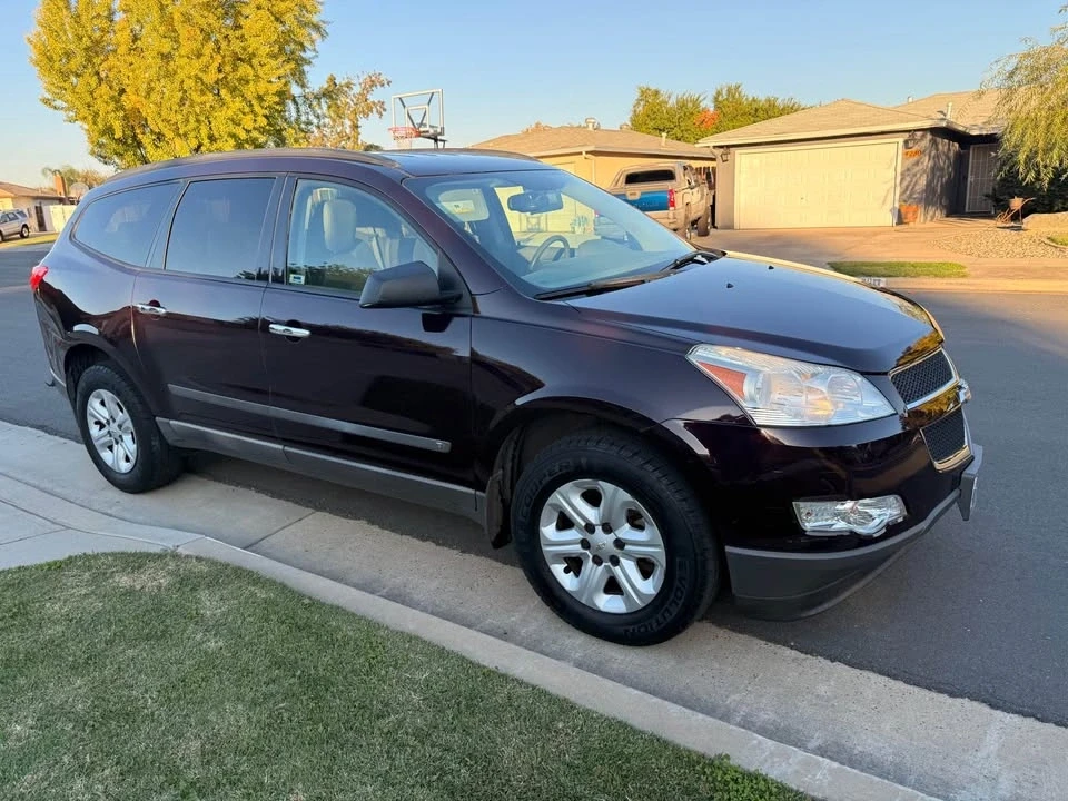 2010 Chevrolet Traverse - Image 2 of 8