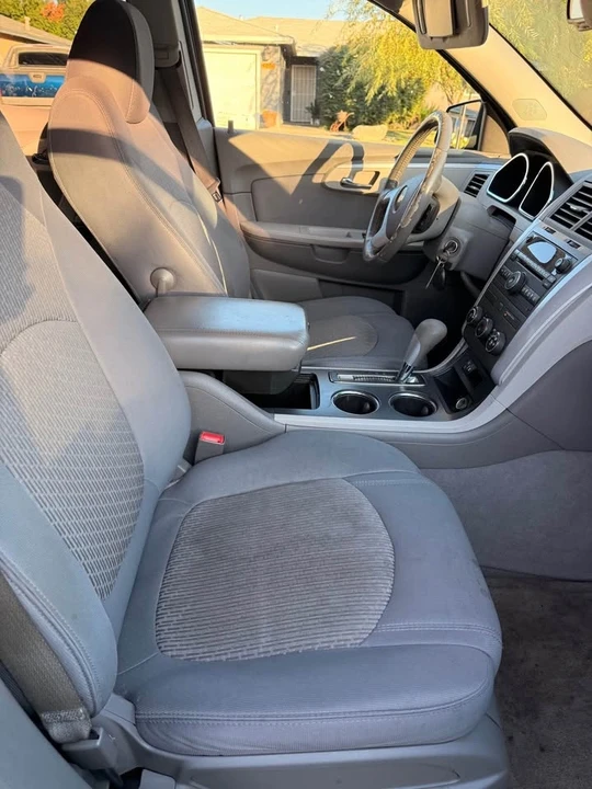 2010 Chevrolet Traverse - Image 6 of 8