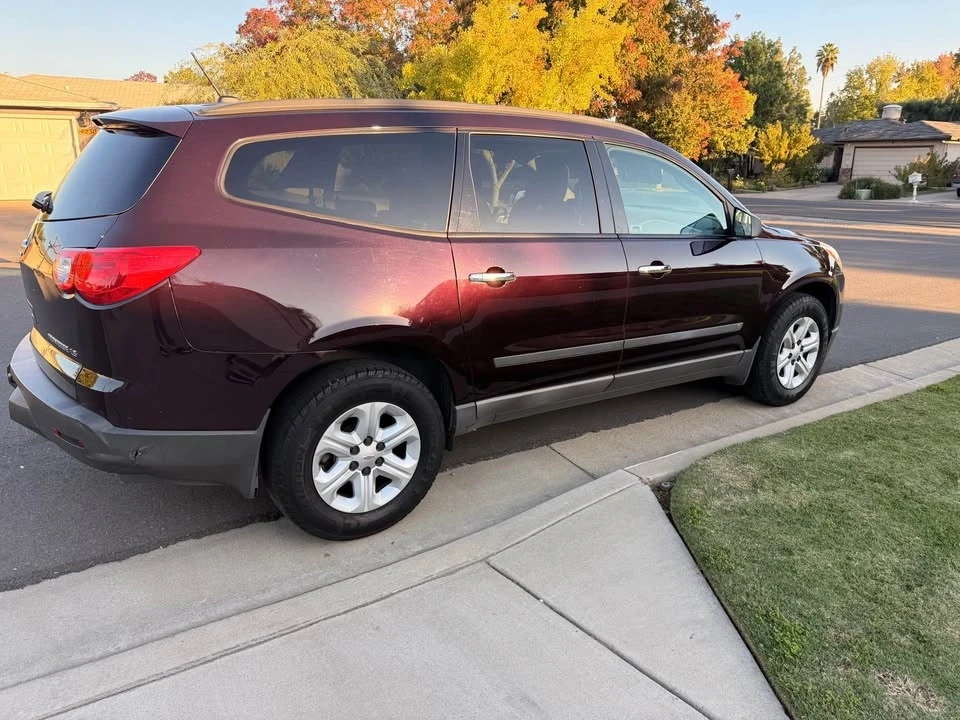 2010 Chevrolet Traverse - Image 3 of 8