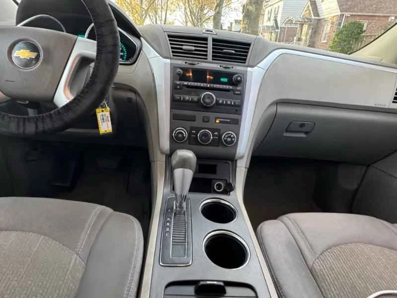 2010 Chevrolet Traverse - Image 9 of 14
