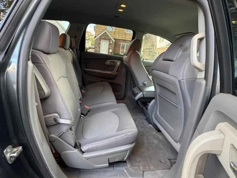 2010 Chevrolet Traverse - Image 11 of 14