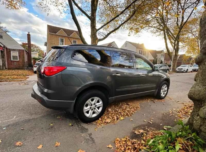2010 Chevrolet Traverse - Image 4 of 14