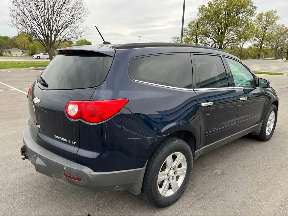 2010 Chevrolet Traverse - Image 4 of 15