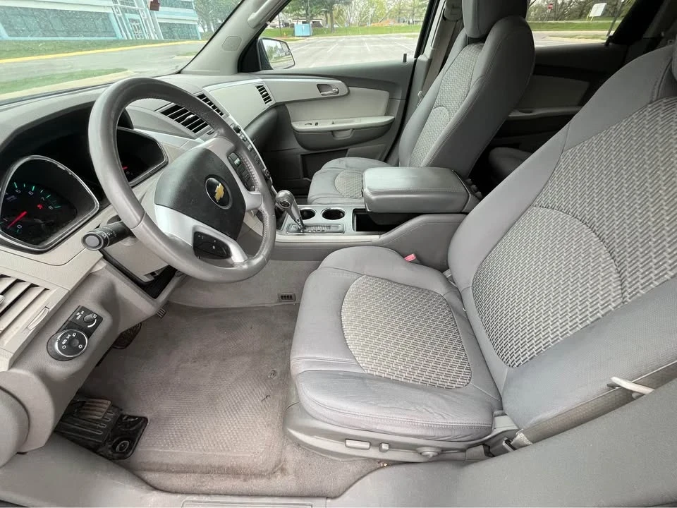 2010 Chevrolet Traverse - Image 9 of 15