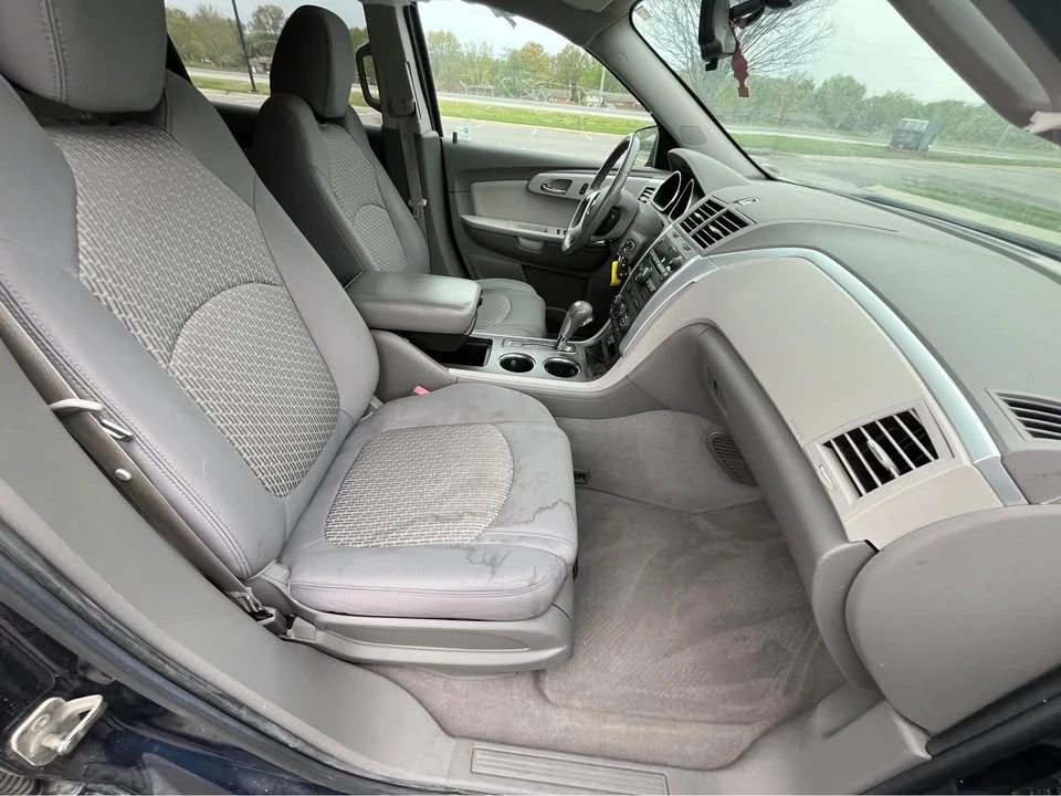 2010 Chevrolet Traverse - Image 10 of 15