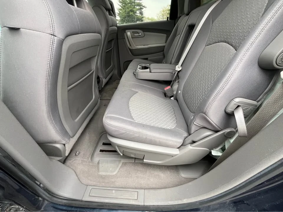 2010 Chevrolet Traverse - Image 11 of 15