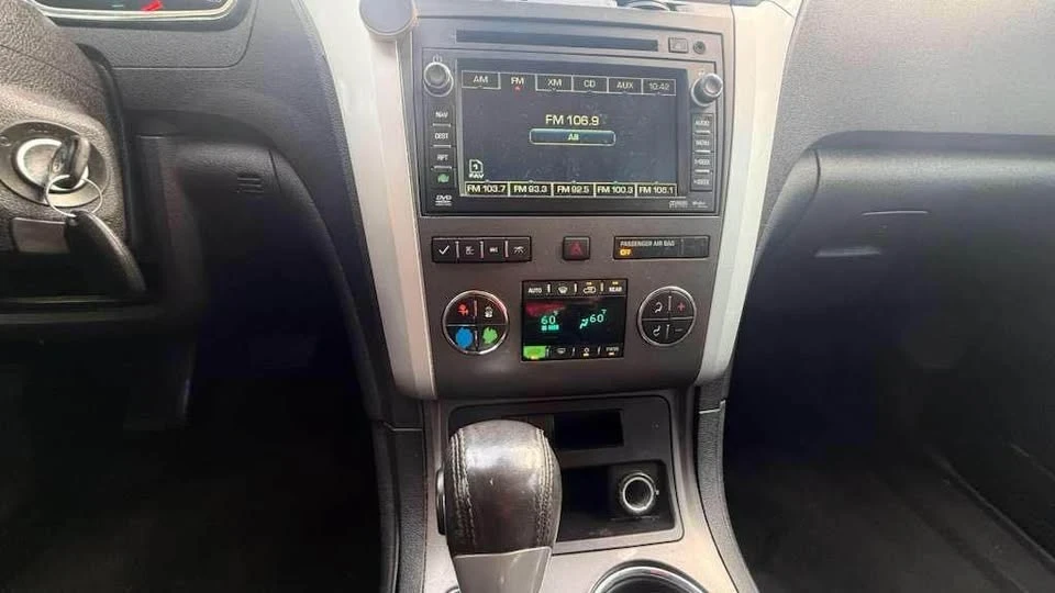 2010 Chevrolet Traverse - Image 11 of 14
