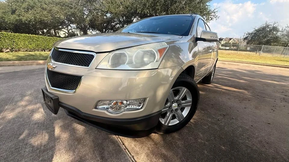 2010 Chevrolet Traverse - Image 2 of 14