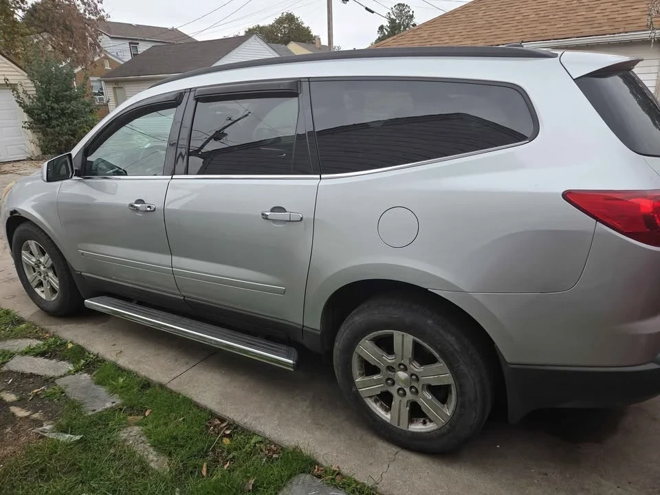 2010 Chevrolet Traverse - Image 3 of 3