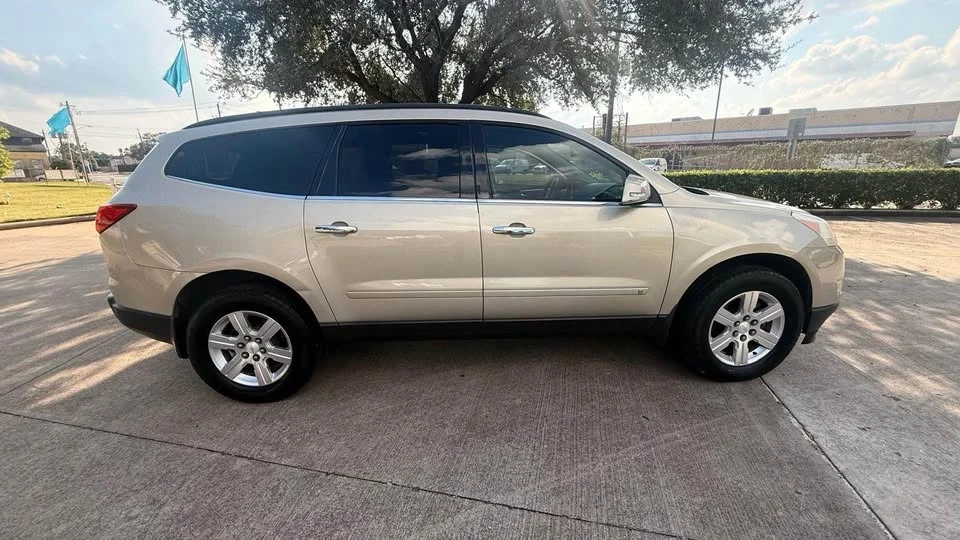 2010 Chevrolet Traverse - Image 6 of 14