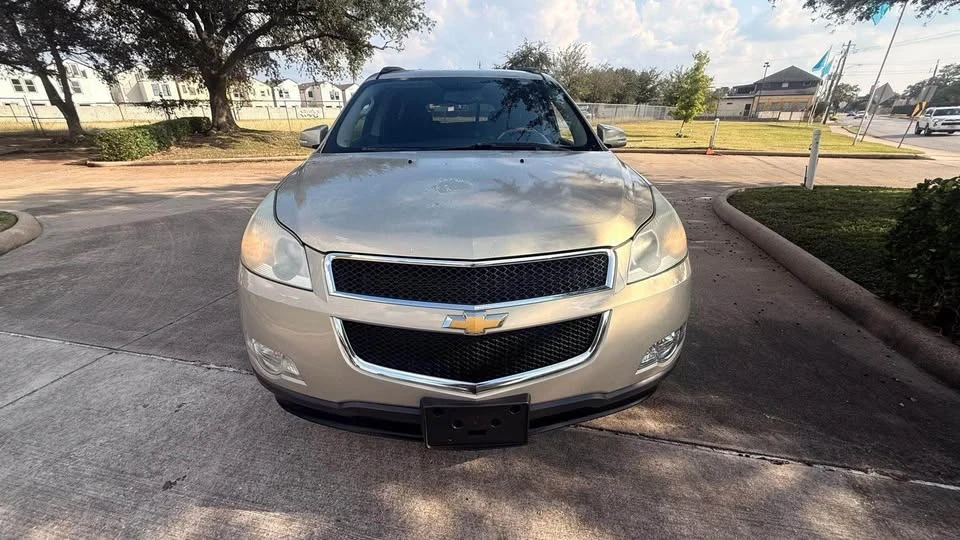 2010 Chevrolet Traverse - Image 3 of 14