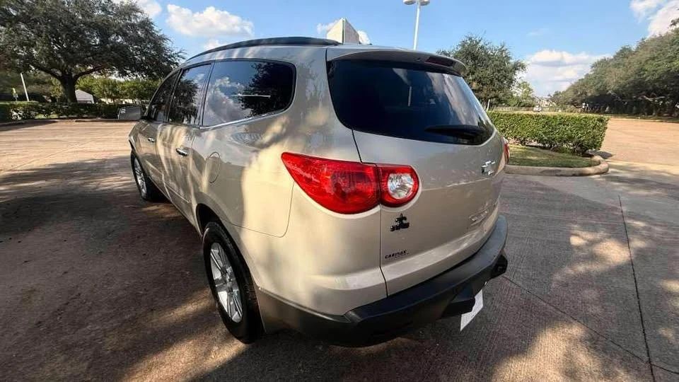2010 Chevrolet Traverse - Image 9 of 14