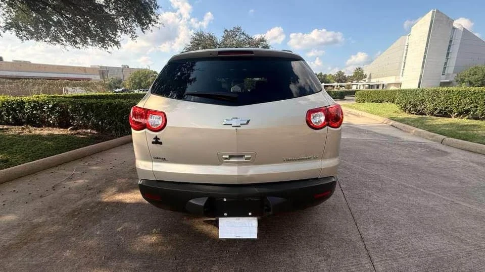 2010 Chevrolet Traverse - Image 8 of 14