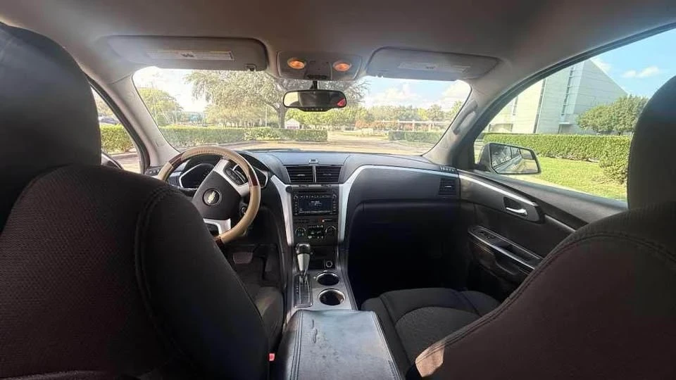 2010 Chevrolet Traverse - Image 10 of 14