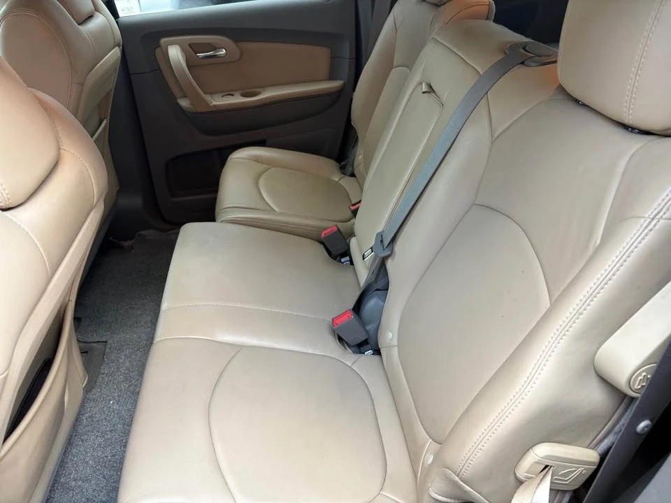 2010 Chevrolet Traverse - Image 6 of 10