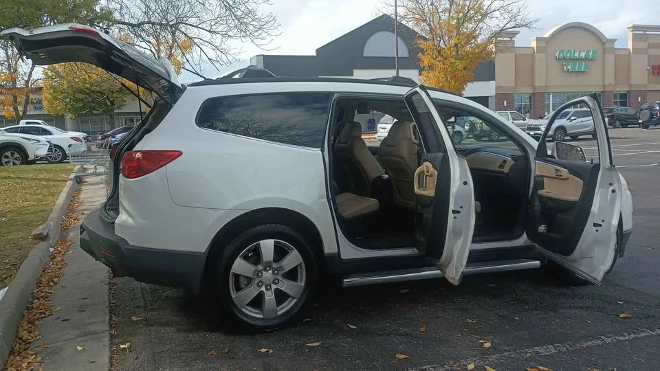 2010 Chevrolet Traverse - Image 11 of 20