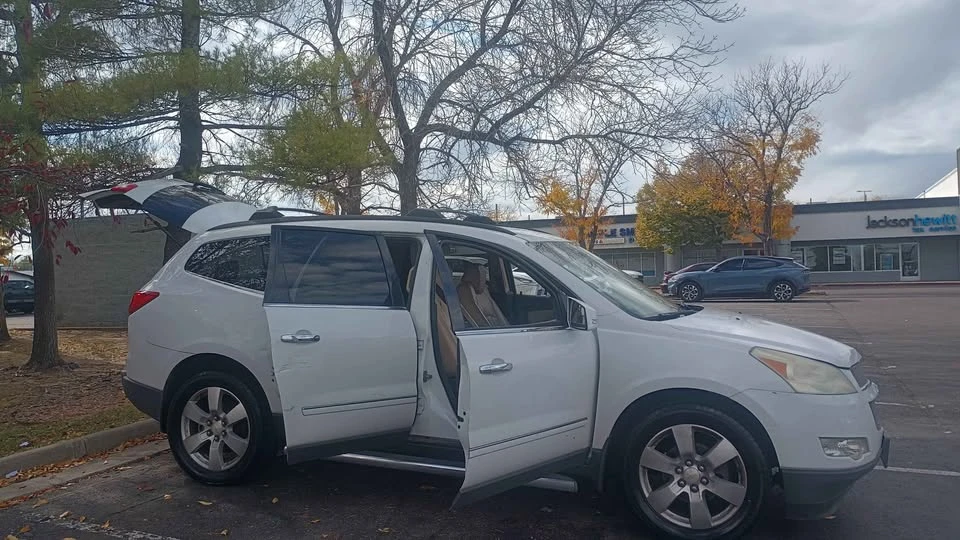 2010 Chevrolet Traverse - Image 13 of 20
