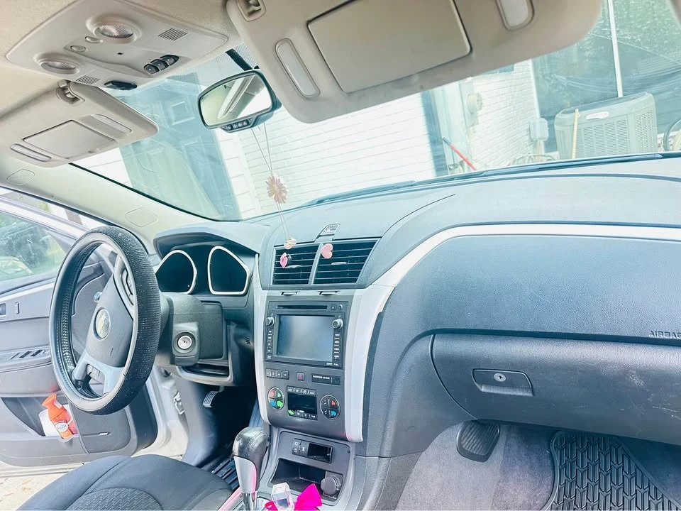 2010 Chevrolet Traverse - Image 6 of 11