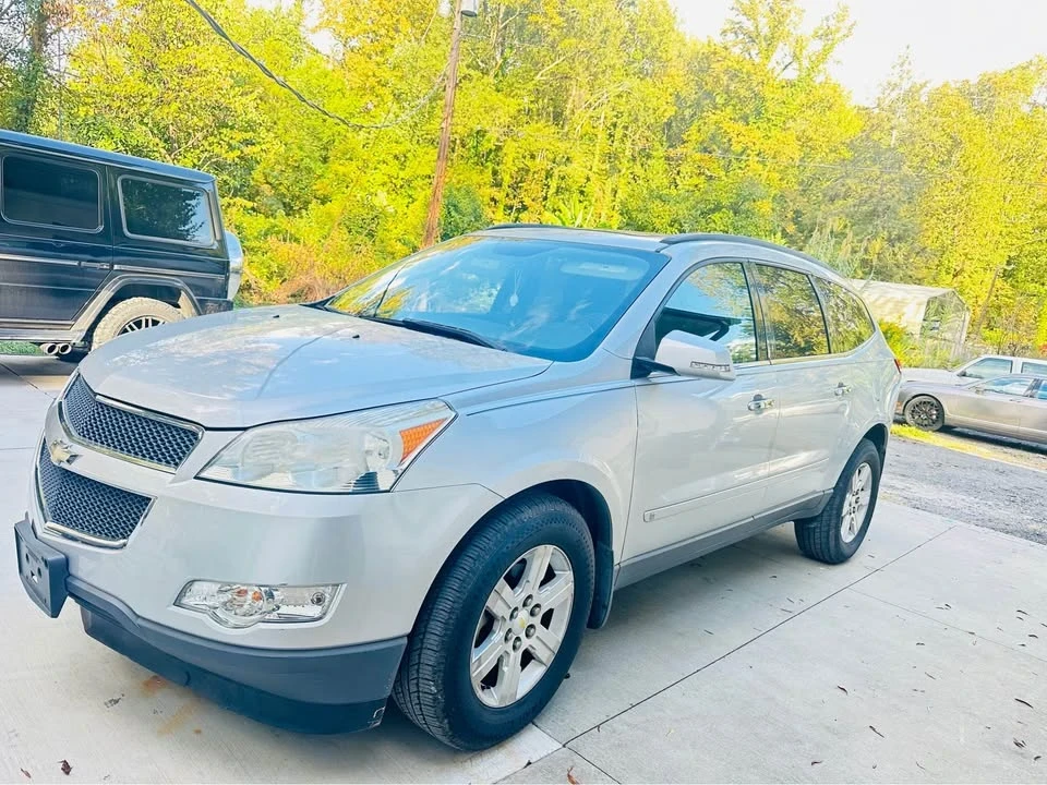 2010 Chevrolet Traverse - Image 2 of 11