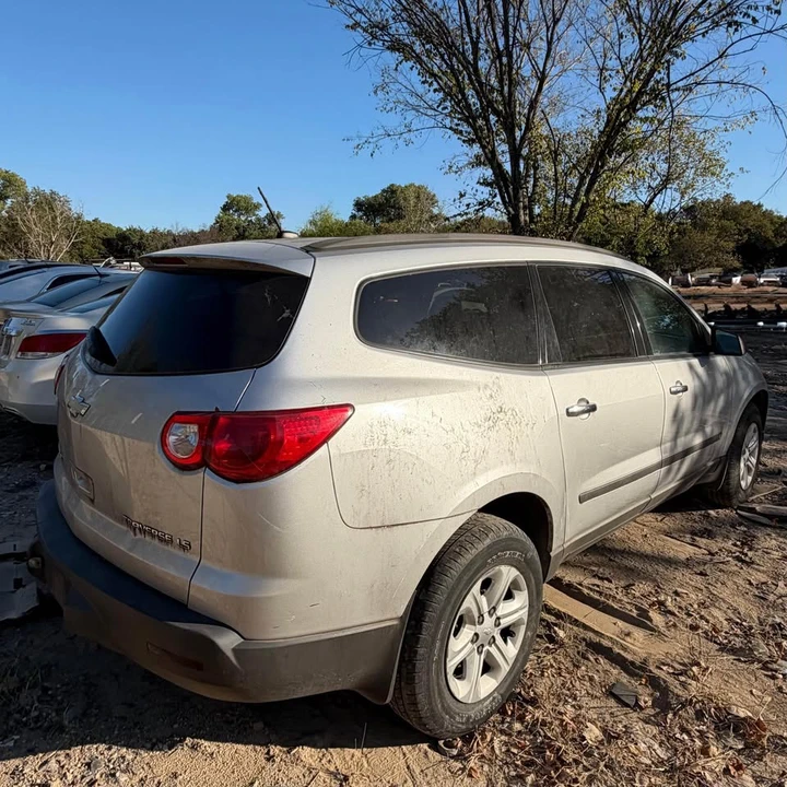 2010 Chevrolet Traverse - Image 3 of 6