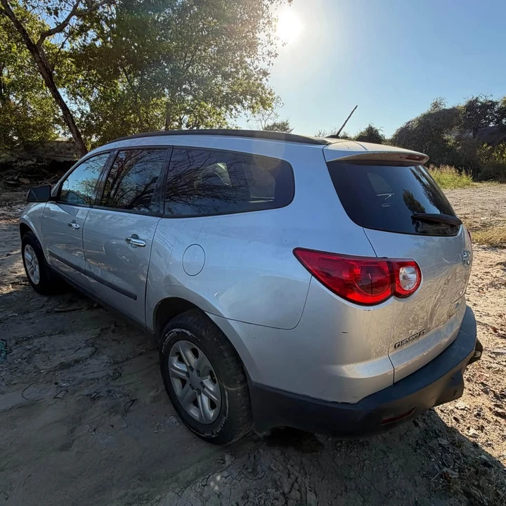 2010 Chevrolet Traverse - Image 2 of 6