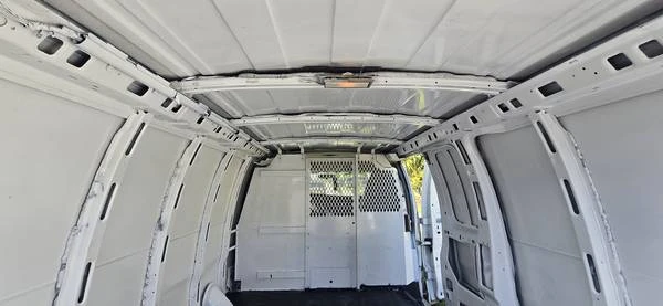 2010 Chevrolet Express - Image 10 of 19