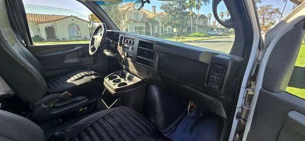 2010 Chevrolet Express - Image 14 of 19