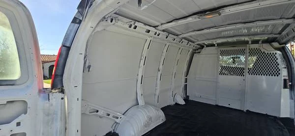 2010 Chevrolet Express - Image 8 of 19