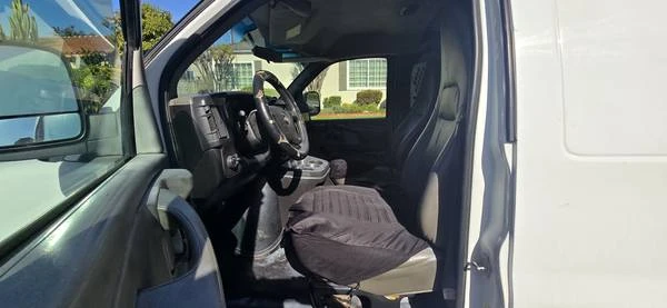 2010 Chevrolet Express - Image 18 of 19