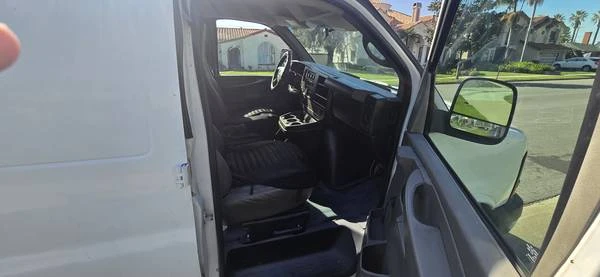 2010 Chevrolet Express - Image 13 of 19