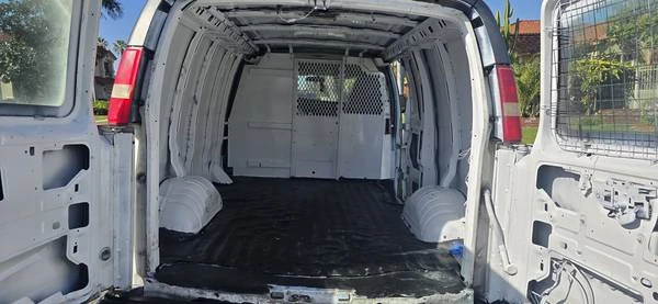 2010 Chevrolet Express - Image 7 of 19