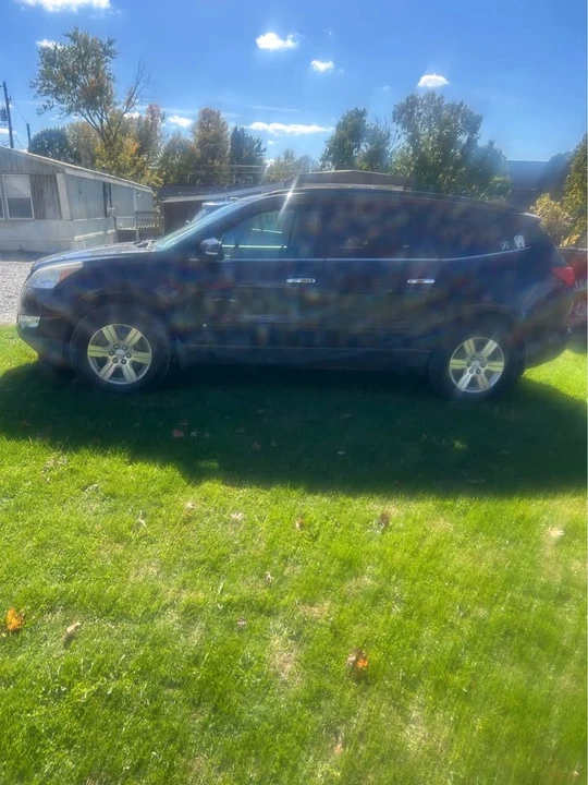2010 Chevrolet Traverse - Image 2 of 3