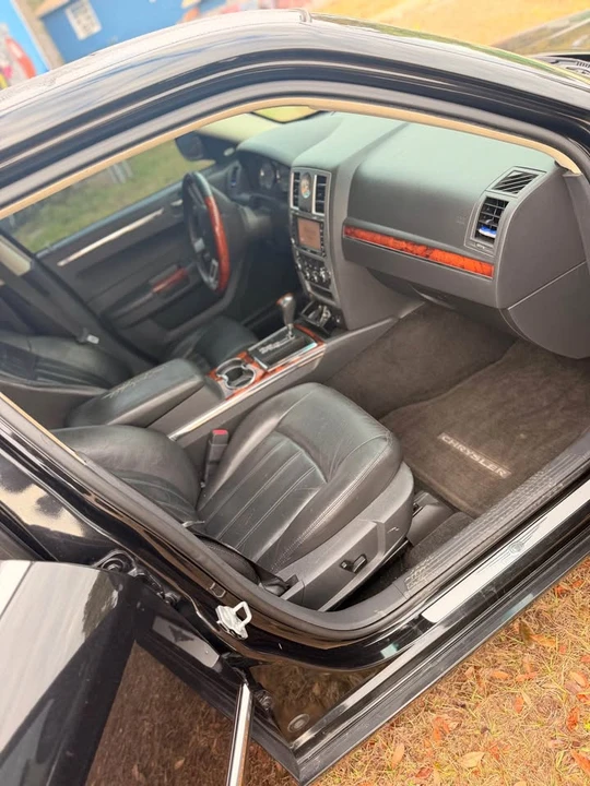 2010 Chrysler 300 (2005-2023) - Image 8 of 15