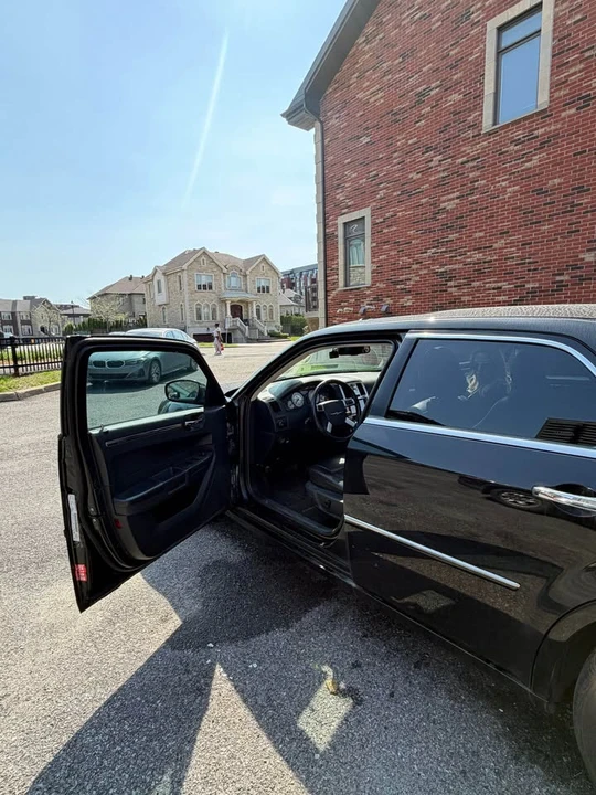 2010 Chrysler 300 (2005-2023) - Image 9 of 21