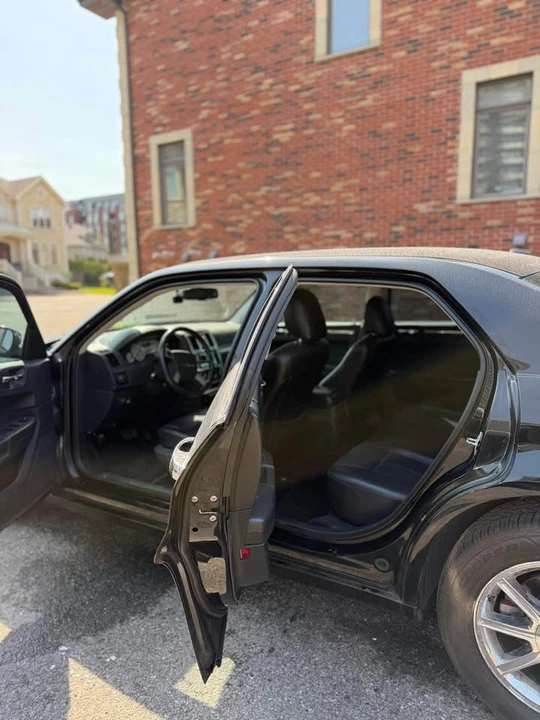 2010 Chrysler 300 (2005-2023) - Image 3 of 21