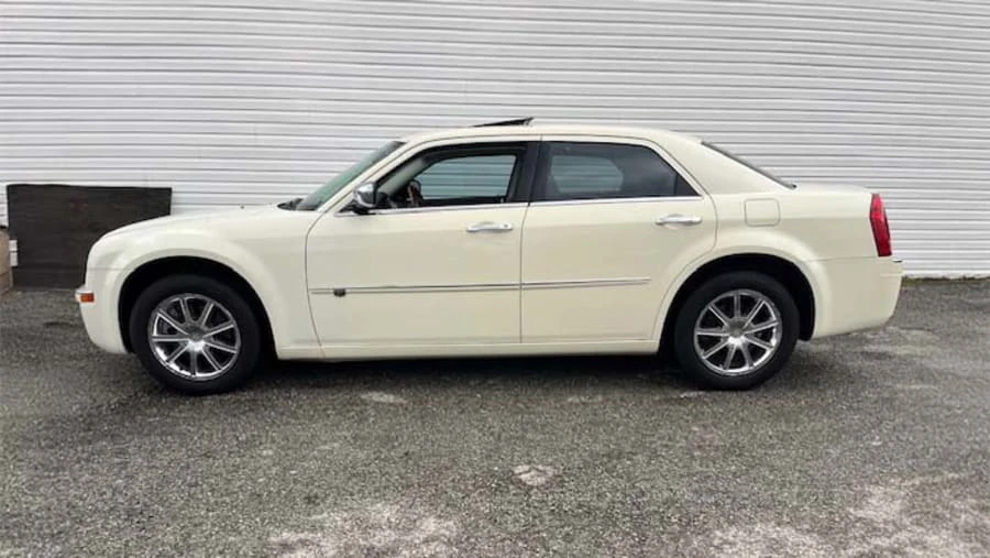 2010 Chrysler 300 (2005-2023) - Image 2 of 26