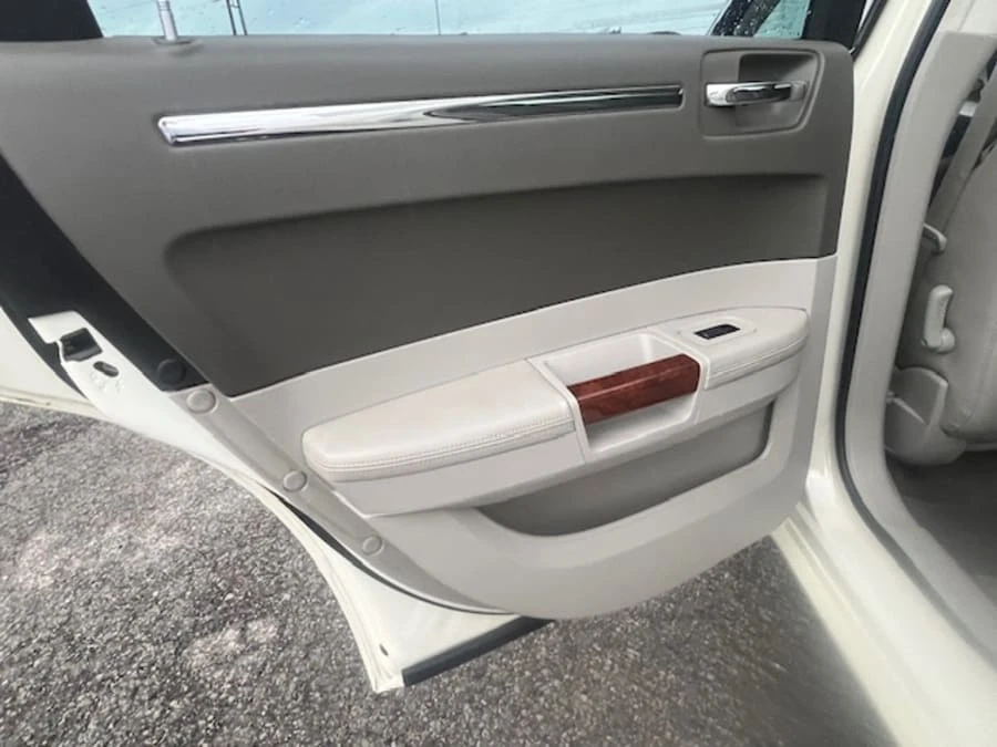 2010 Chrysler 300 (2005-2023) - Image 21 of 26