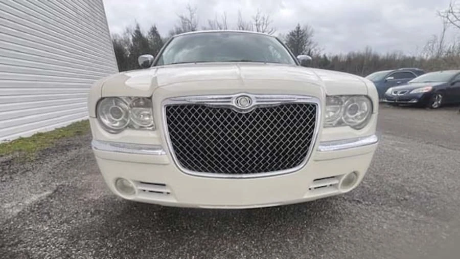 2010 Chrysler 300 (2005-2023) - Image 4 of 26