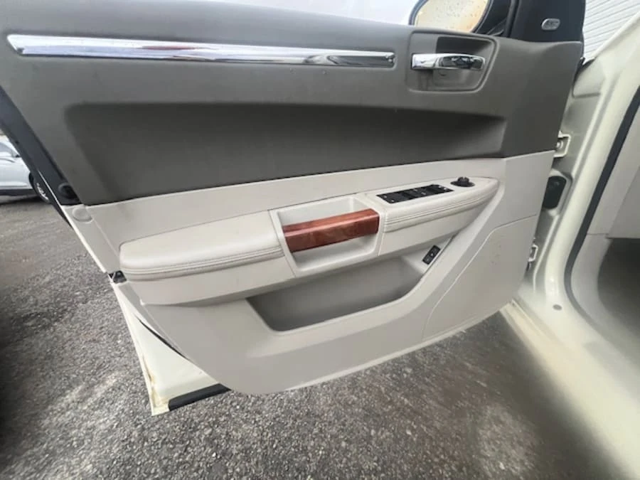 2010 Chrysler 300 (2005-2023) - Image 17 of 26