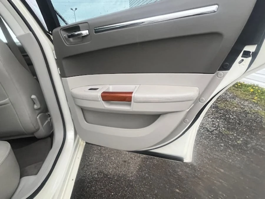 2010 Chrysler 300 (2005-2023) - Image 16 of 26