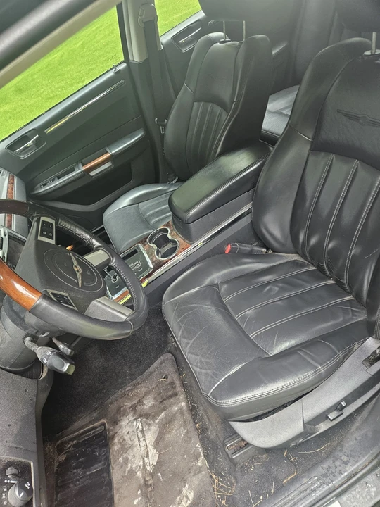 2010 Chrysler 300 (2005-2023) - Image 16 of 31