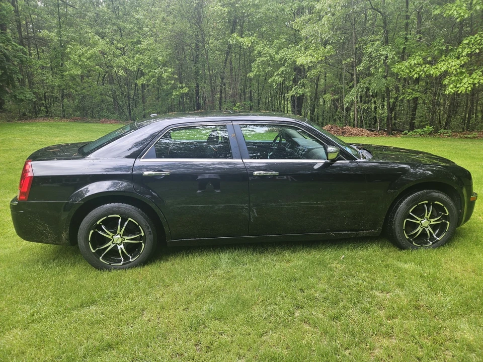 2010 Chrysler 300 (2005-2023) - Image 3 of 31