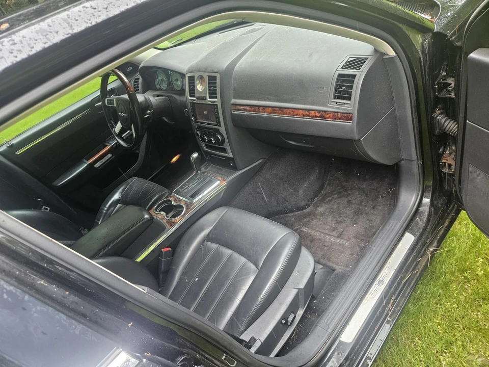 2010 Chrysler 300 (2005-2023) - Image 23 of 31