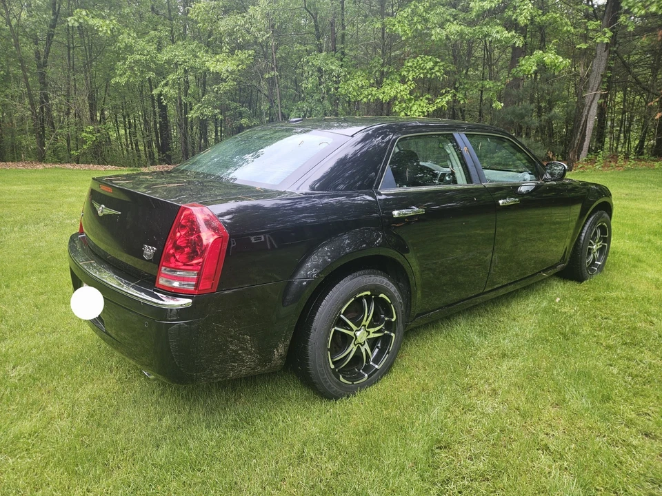 2010 Chrysler 300 (2005-2023) - Image 5 of 31