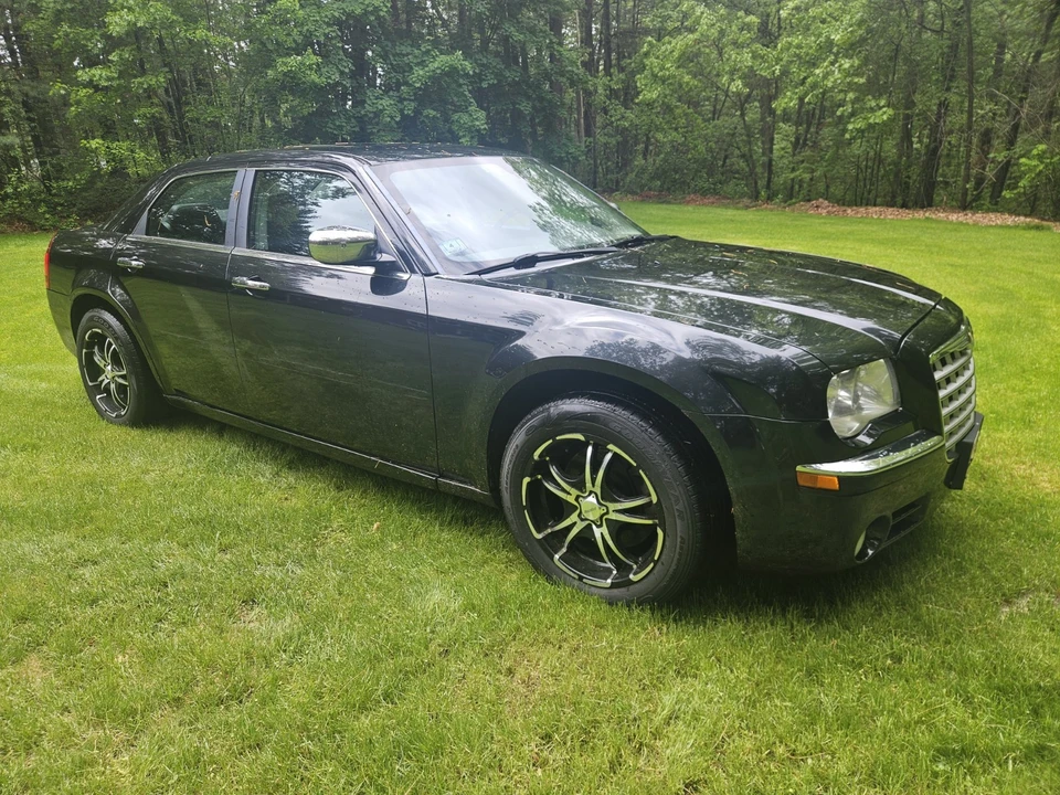 2010 Chrysler 300 (2005-2023) - Image 4 of 31