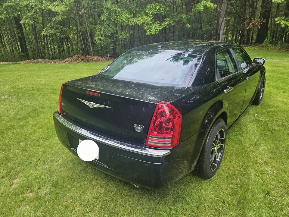 2010 Chrysler 300 (2005-2023) - Image 7 of 31