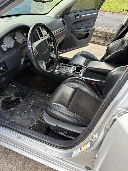 2010 Chrysler 300 (2005-2023) - Image 10 of 18