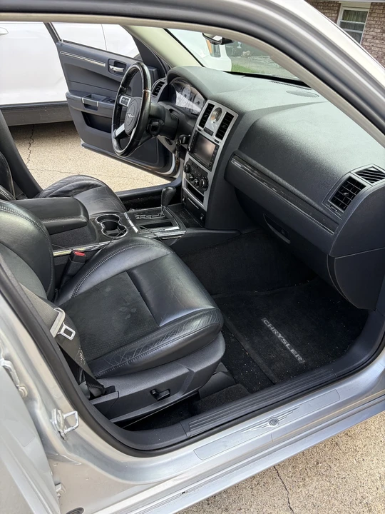 2010 Chrysler 300 (2005-2023) - Image 13 of 18